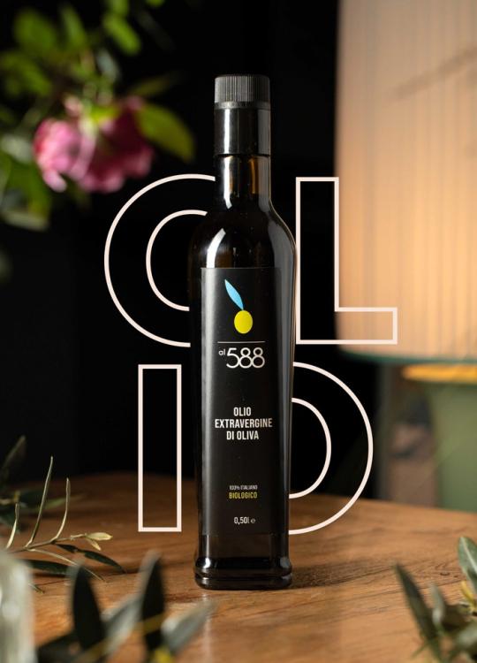 Bottiglia di olio extravergine di oliva biologico italiano, elegante e raffinata.